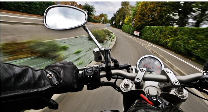 Pędził motocyklem w obszarze zabudowanym. Stracił prawo jazdy