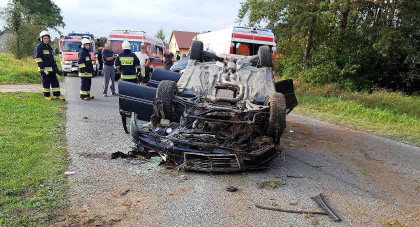 Wyprzedzała i dachowała. Trzy osoby poszkodowane [zdjęcia]