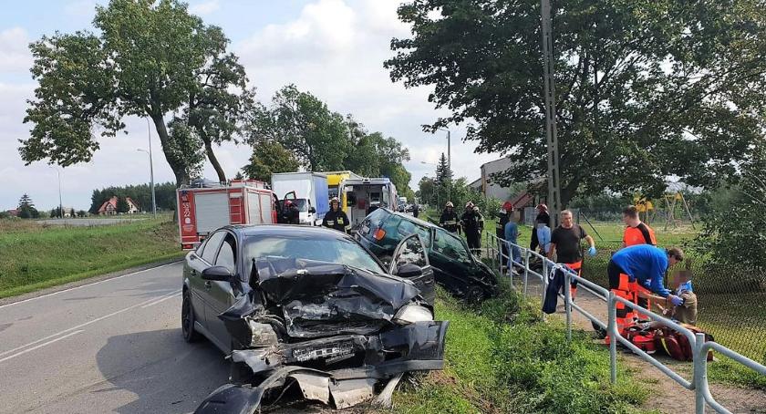 Zderzenie Opla z Volkswagenem. Dwie osoby ranne [zdjęcia]