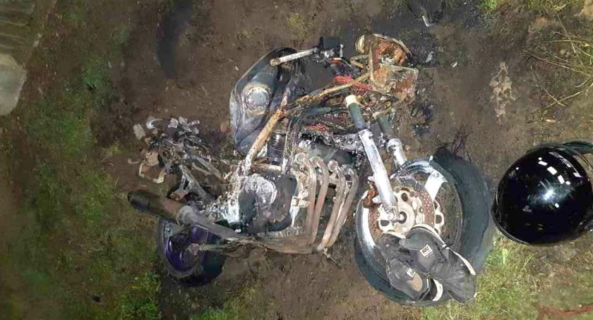 Motocykl uderzył w przepust i spłonął. Kierujący wylądował w ogródku