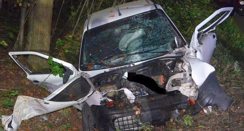 Fiat uderzył w drzewo. Zginął kierowca