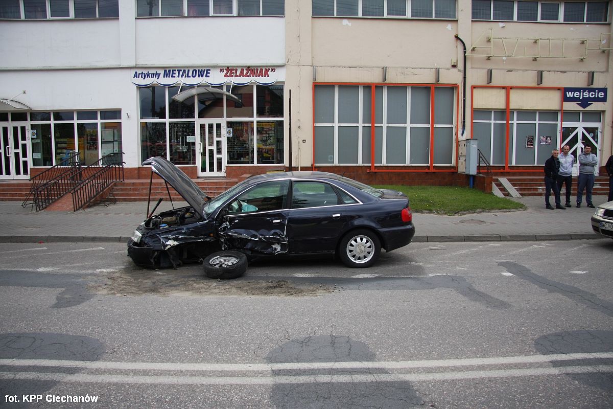 Zderzenie trzech aut na ul. Sienkiewicza. 24-latek wyprzedzał na podwójnej ciągłej (foto)