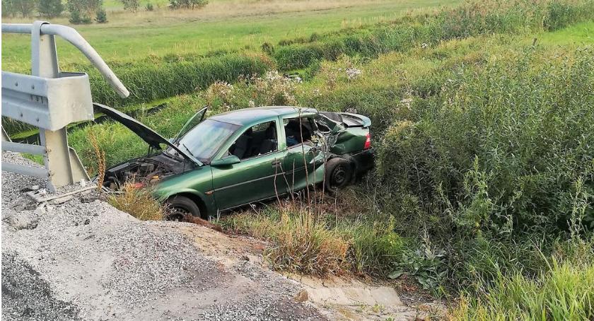 Opel uderzył w barierę mostu i wypadł z drogi