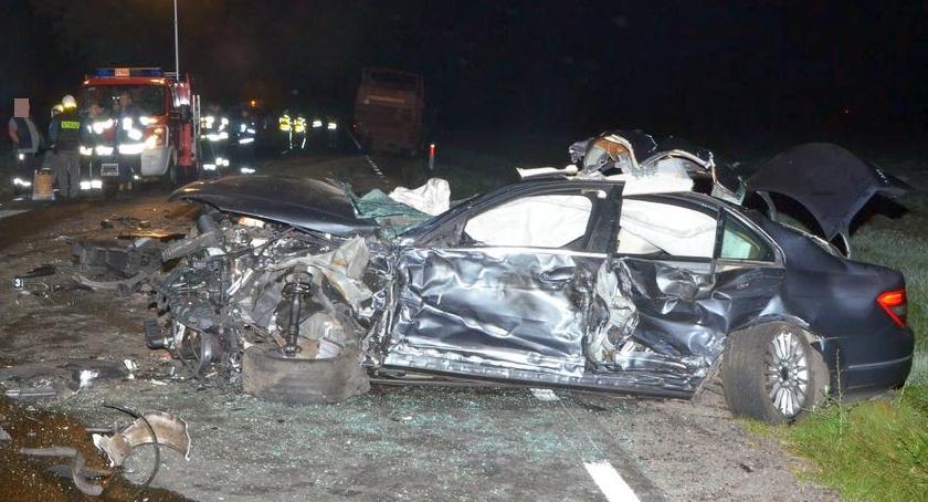 Mercedes uderzył w ciągnik i ciężarówkę [zdjęcia]