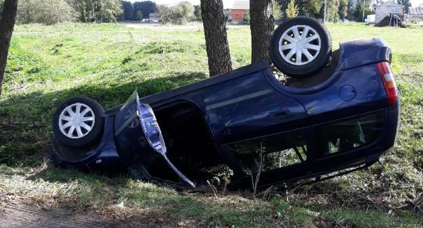 Dachowanie Opla w gminie Sońsk. Za kierownicą pijana 27-latka [zdjęcia]