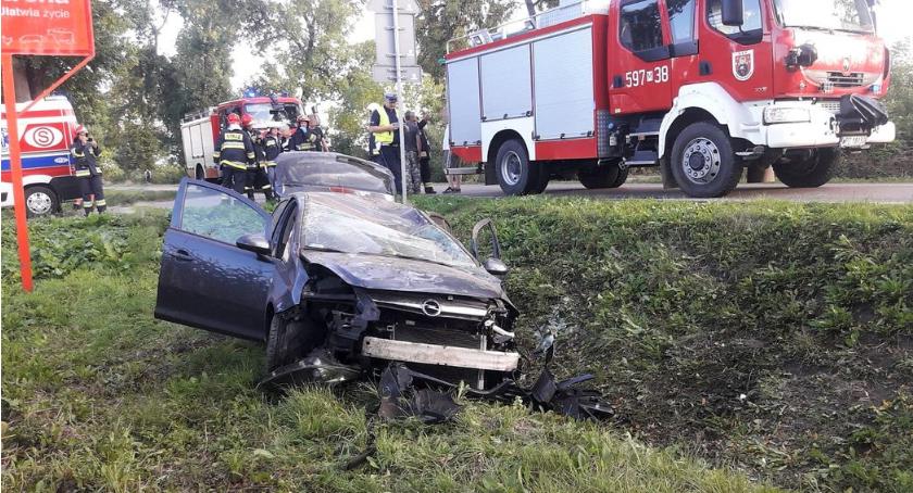 Opel dachował w rowie. Wcześniej zderzył się z innym pojazdem [zdjęcia]