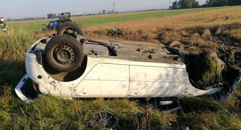 Groźny wypadek pod Glinojeckiem. Dwie osoby ranne [zdjęcia]