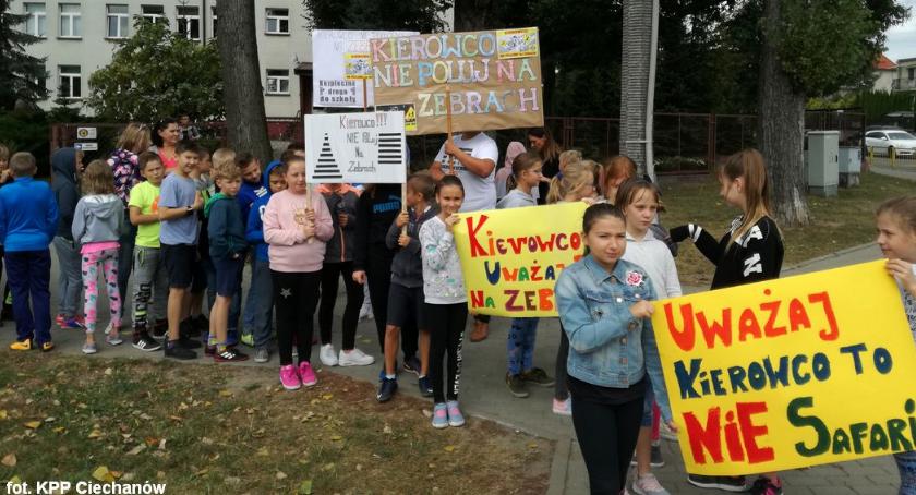 Uczniowie z pow. ciechanowskiego apelowali do kierowców: Nie polujemy na zebrach! [zdjęcia]