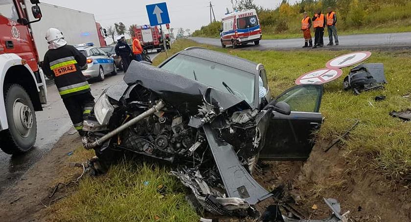 Zderzenie dwóch Audi na skrzyżowaniu. Są ranni [zdjęcia]