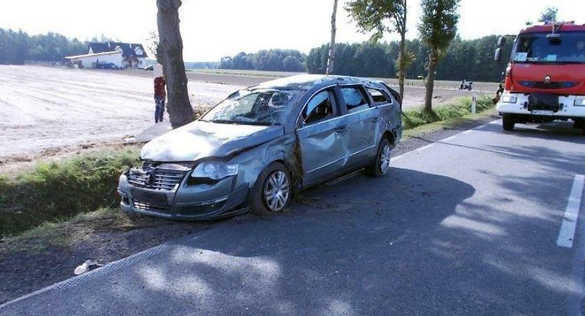 Wyprzedzał i dachował. Wypadek na drodze Ciechanów-Płońsk [zdjęcia]
