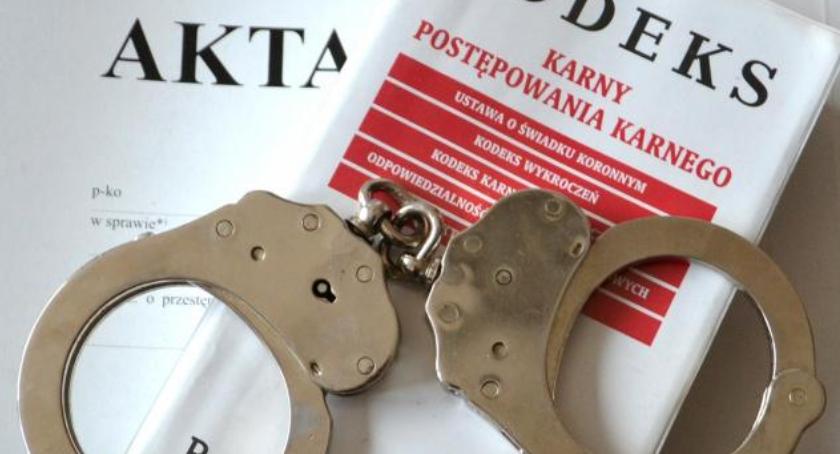 Uszkodził auto na stacji paliw i okradł sklep. 26-latek w rękach policji