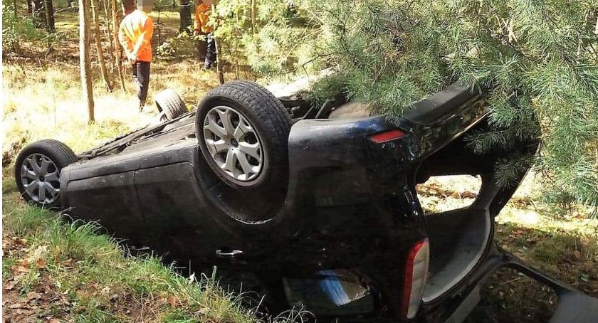 Ford wypadł z drogi i dachował [zdjęcia]