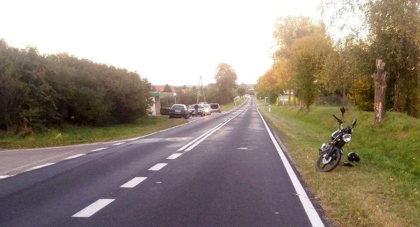 Wyprzedzał i uderzył w motocykl. Dwóch nastolatków w szpitalu
