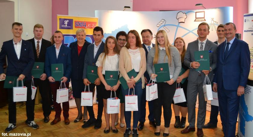 Uczniowie otrzymali w Ciechanowie stypendia marszałka [zdjęcia]