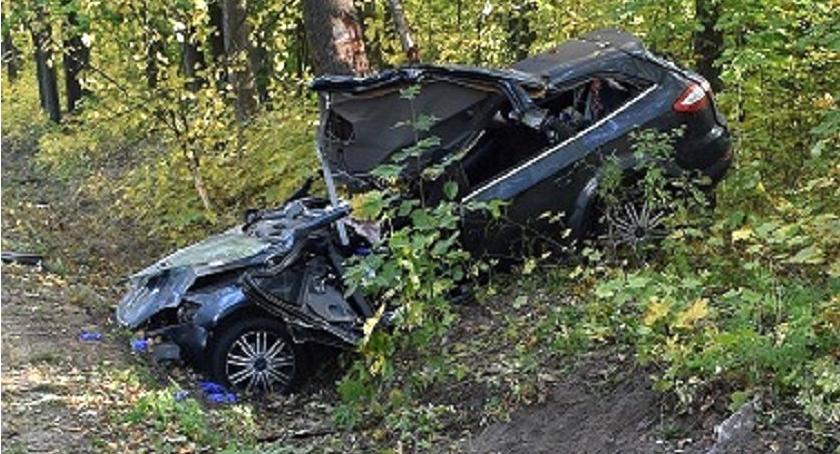 Ford uderzył w drzewo. Policja szuka świadków tragicznego wypadku