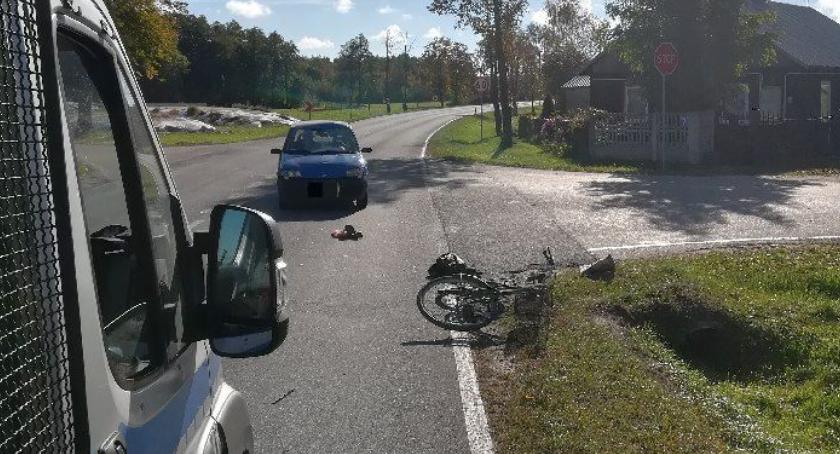 Rowerzysta wjechał pod koła Fiata [zdjęcia]
