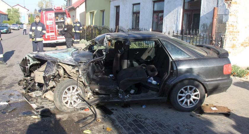 Pijany kierowca Audi uderzył w naczepę. Cztery osoby ranne