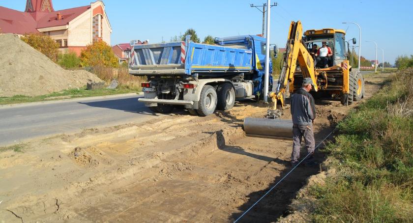 Przy dwóch ulicach na osiedlu Płońska budują chodnik