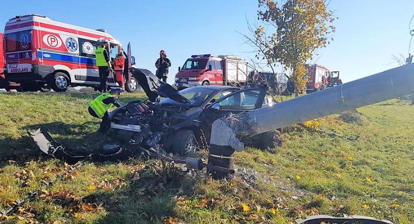 Trzy osoby ranne po zderzeniu osobówek [zdjęcia]
