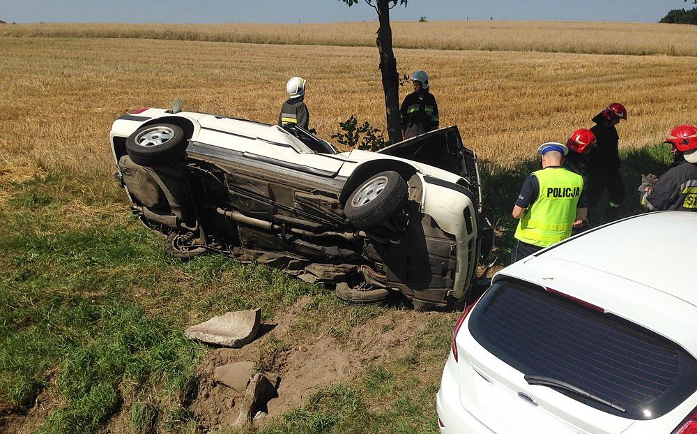 Audi dachowało, uderzyło w przepust i drzewo. Kierowca chciał uniknąć czołowego zderzenia (foto)