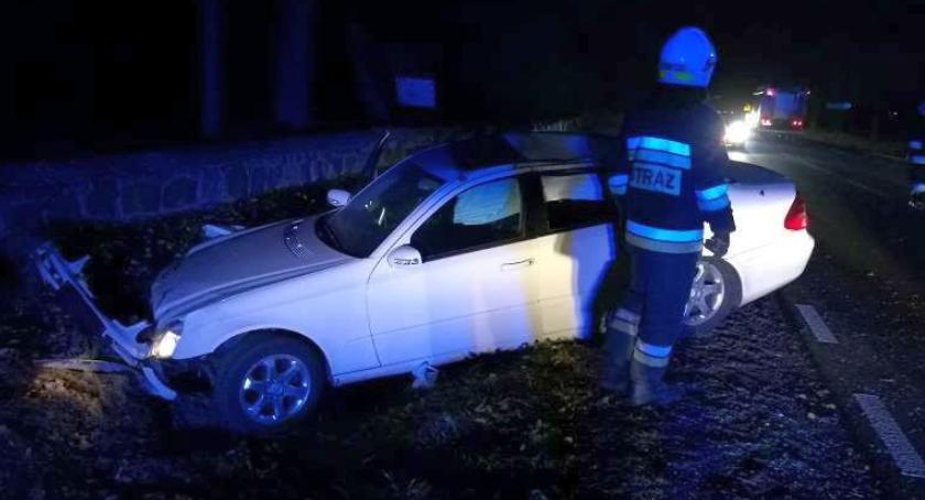 Zderzenie Mercedesa z ciągnikiem pod Ciechanowem [zdjęcia]