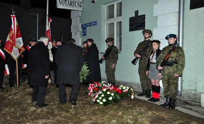 Biało-czerwone kwiaty, apel poległych, minuta ciszy - rozpoczęto uroczyste obchody Narodowego Dnia P