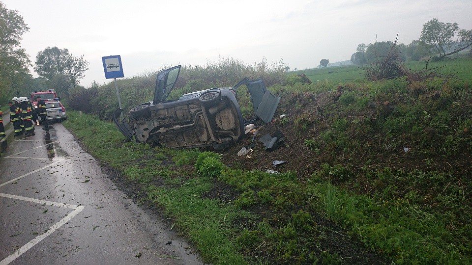 Kolizyjna niedziela u sasiadów. Dachowało Renault, którym podróżowały cztery osoby (zdjęcia)