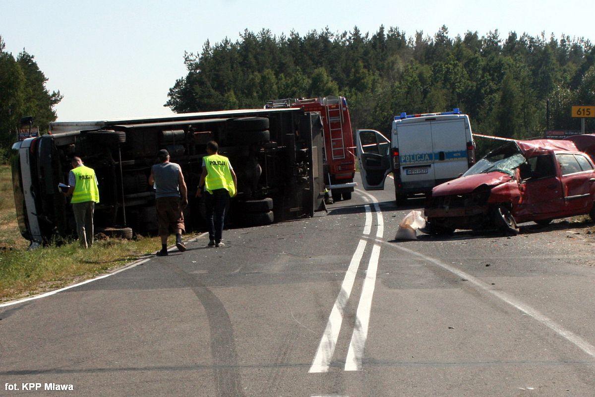 Zderzenie Renault z ciężarówką. Jedna osoba ciężko ranna