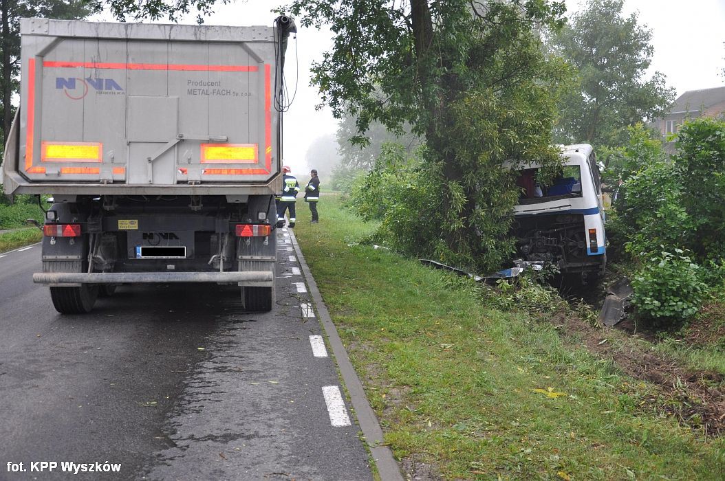 Ciężarówka zepchnęła do rowu autobus PKS Ciechanów