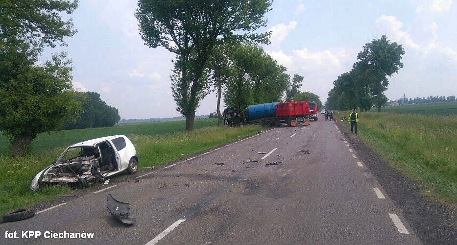 Zderzenie Seicento z tirem. Zginął 26-latek z Ciechanowa (zdjęcia)