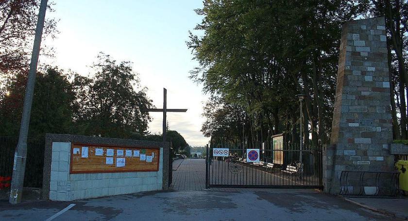 Uroczystość Wszystkich Świętych. Msze św. na cmentarzach w Ciechanowie i powiecie