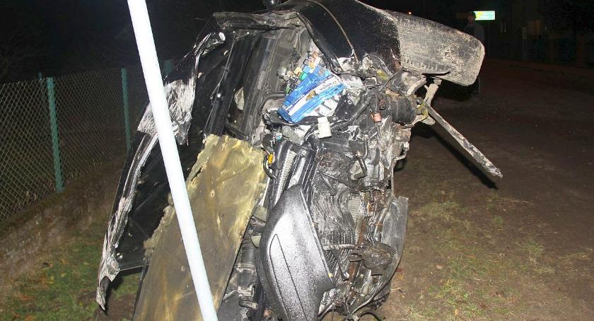 Lexus uderzył w hydrant i znak drogowy. W środku czworo nastolatków [zdjęcia]