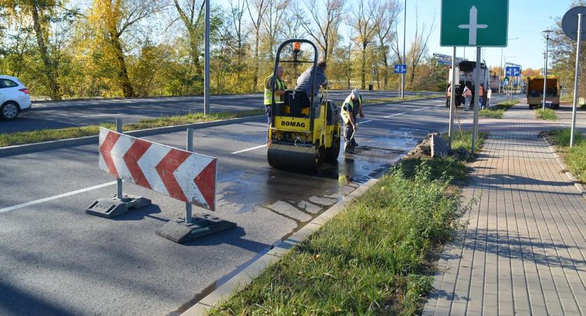 Na pętli miejskiej naprawiają zapadnięte studzienki