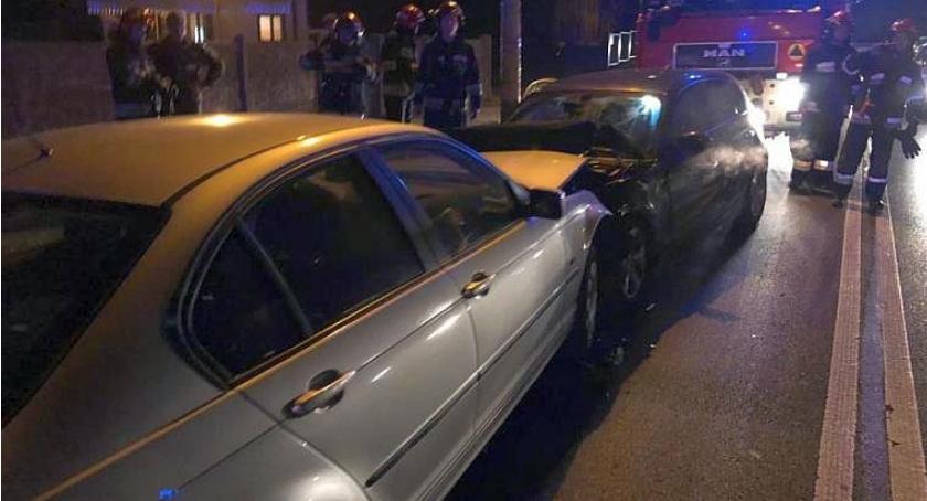 Zderzenie dwóch BMW w Ciechanowie. Jeden z kierowców zasnął? [zdjęcia]