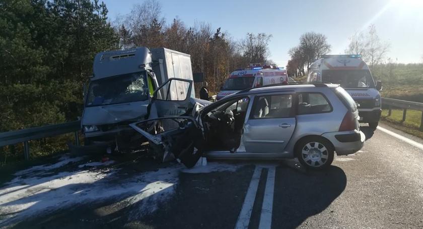Czołowe zderzenia Peugeota z busem