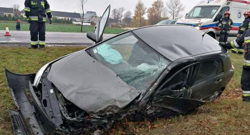 Toyota uderzyła w ciężarówkę pod Ciechanowem [zdjęcia]