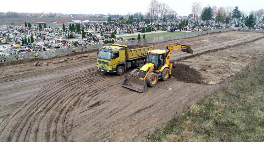 Na cmentarzu w Ciechanowie kończą się miejsca. Ruszyła jego rozbudowa