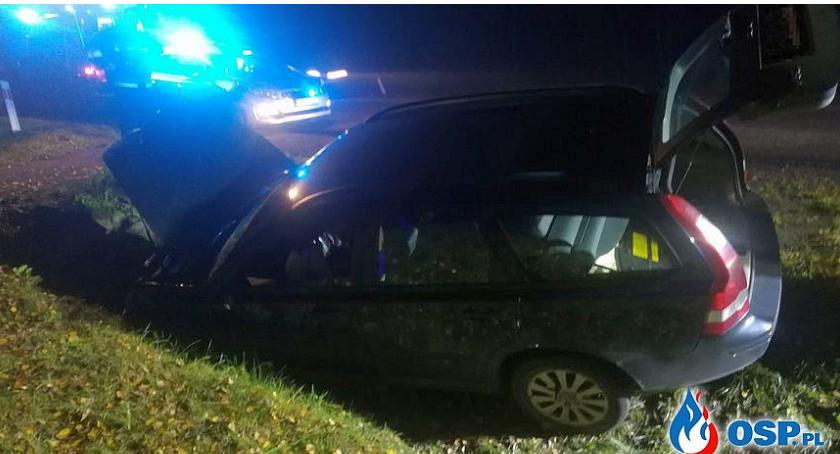 Volvo w rowie pod Glinojeckem. Za kierownicą pijany 30-latek [zdjęcia]