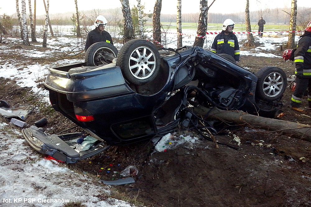 Peugeot uderzył w drzewo i dachował. Autem podróżowało dwóch nastolatków (zdjęcia)