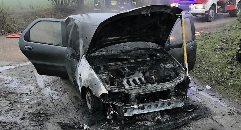 Fiat zapalił się w czasie jazdy [zdjęcia]