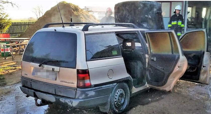 Opel zapalił się w garażu. Właściciel poparzony [zdjęcia]