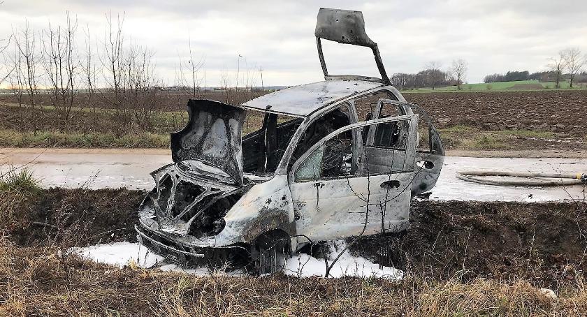 Matiz stanął w płomieniach. Kierująca była pijana [zdjęcia]