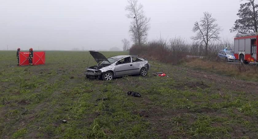 Opel wypadł z drogi i dachował. Zginęła młoda kobieta