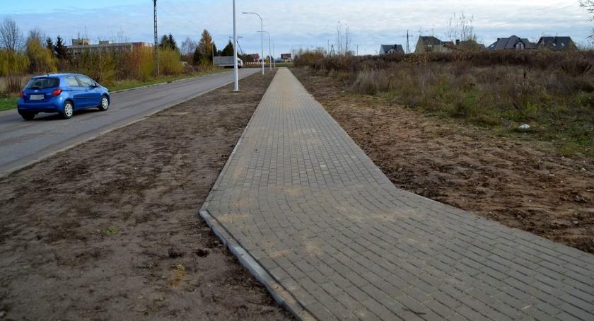 Nowy chodnik i przejście dla pieszych na osiedlu Płońska