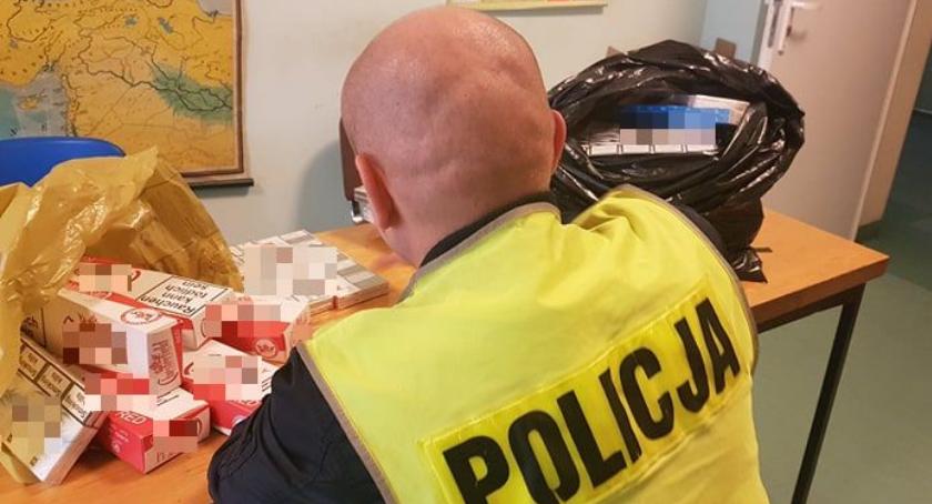 Nielegalne papierosy w sklepie i mieszkaniu. Ciechanowianin zatrzymany