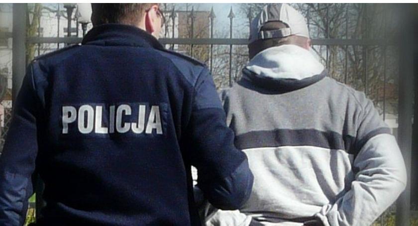 Bracia w rękach policji. Włamali się do mieszkania i pobili właściciela