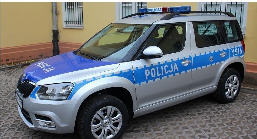Jechał za szybko, z zakazem i bez prawka. Wpadł pod Ciechanowem