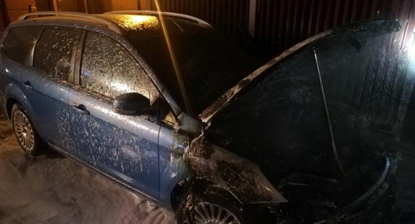 Pożar samochodu na parkingu w centrum Ciechanowa [zdjęcia]