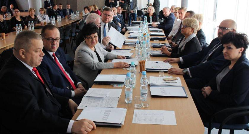 Zwołano nadzwyczajną sesję Rady Powiatu Ciechanowiego [porządek obrad]