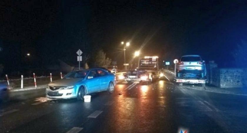 Zderzenie osobówki z lawetą na skrzyżowaniu w Glinojecku [zdjęcia]